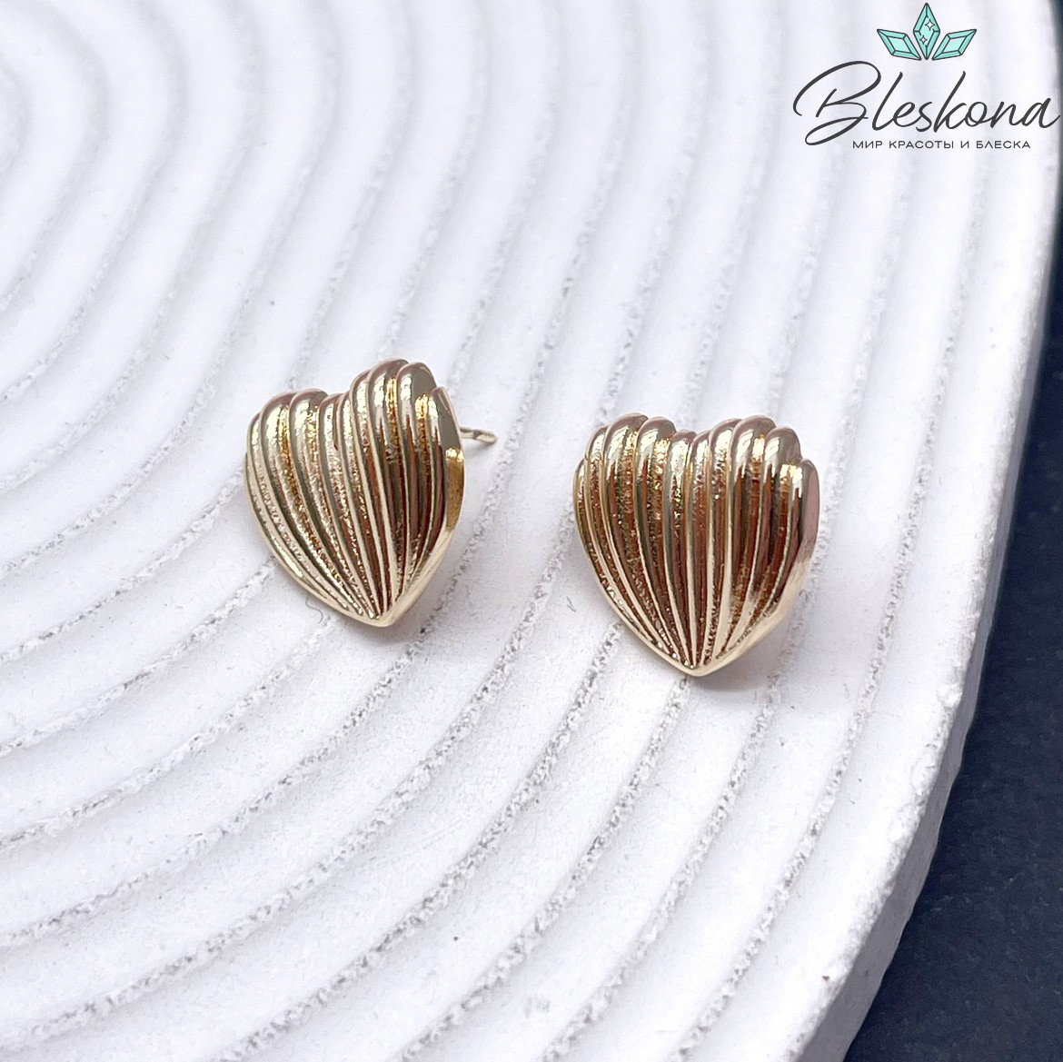 Пусеты сердце полосы объемные, цвет золото 15,5*14,5 мм