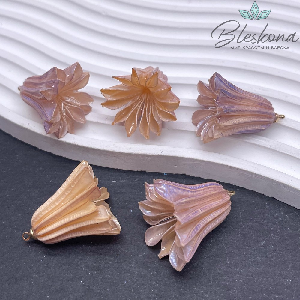 28-33 мм  Подвеска Колокольчик в эпоксидной смоле бежевый с фиолетовым отливом