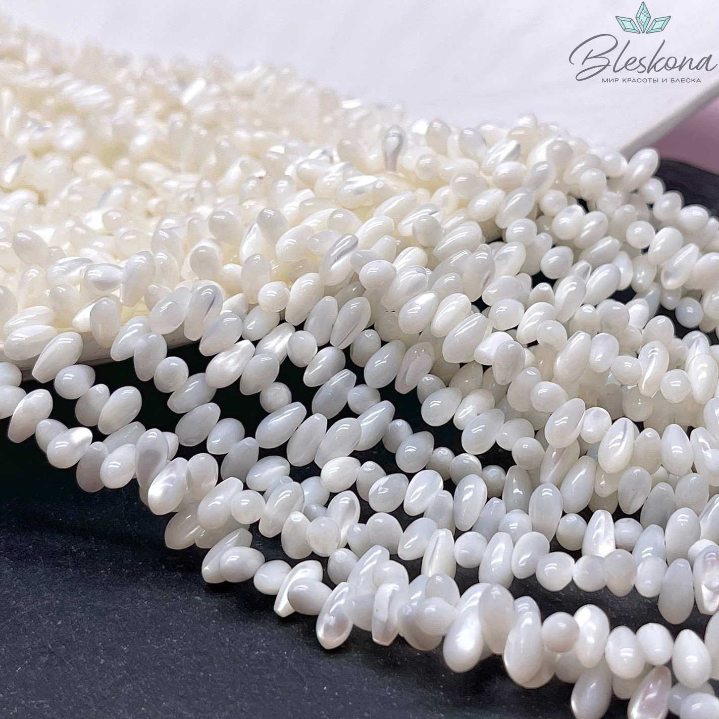 Перламутр белый капля отверстие поперек 7,5*4 мм