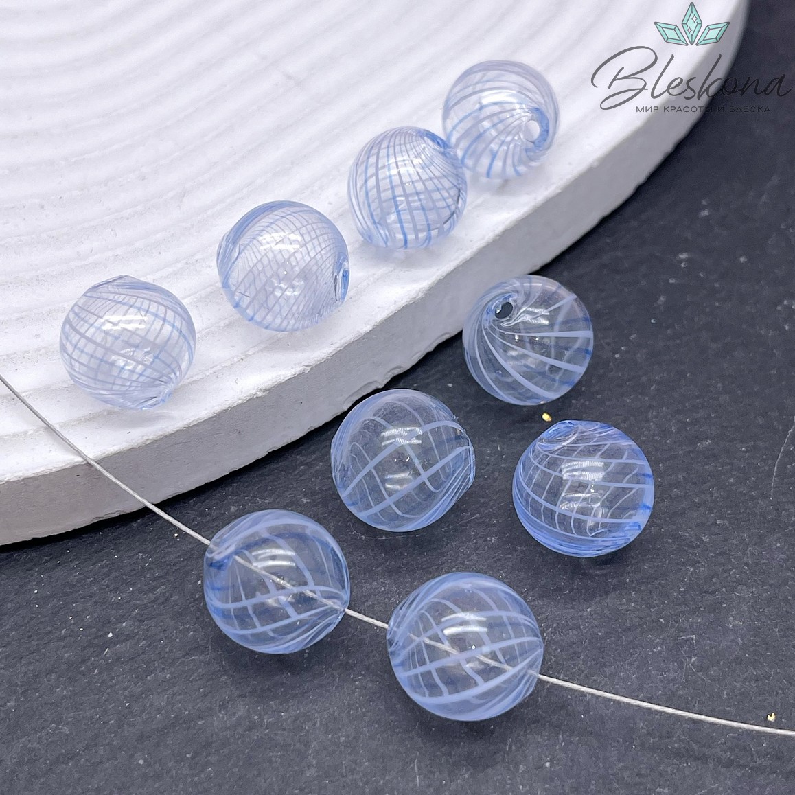 13 мм Бусина шар стекло прозрачное бело-синие полосы
