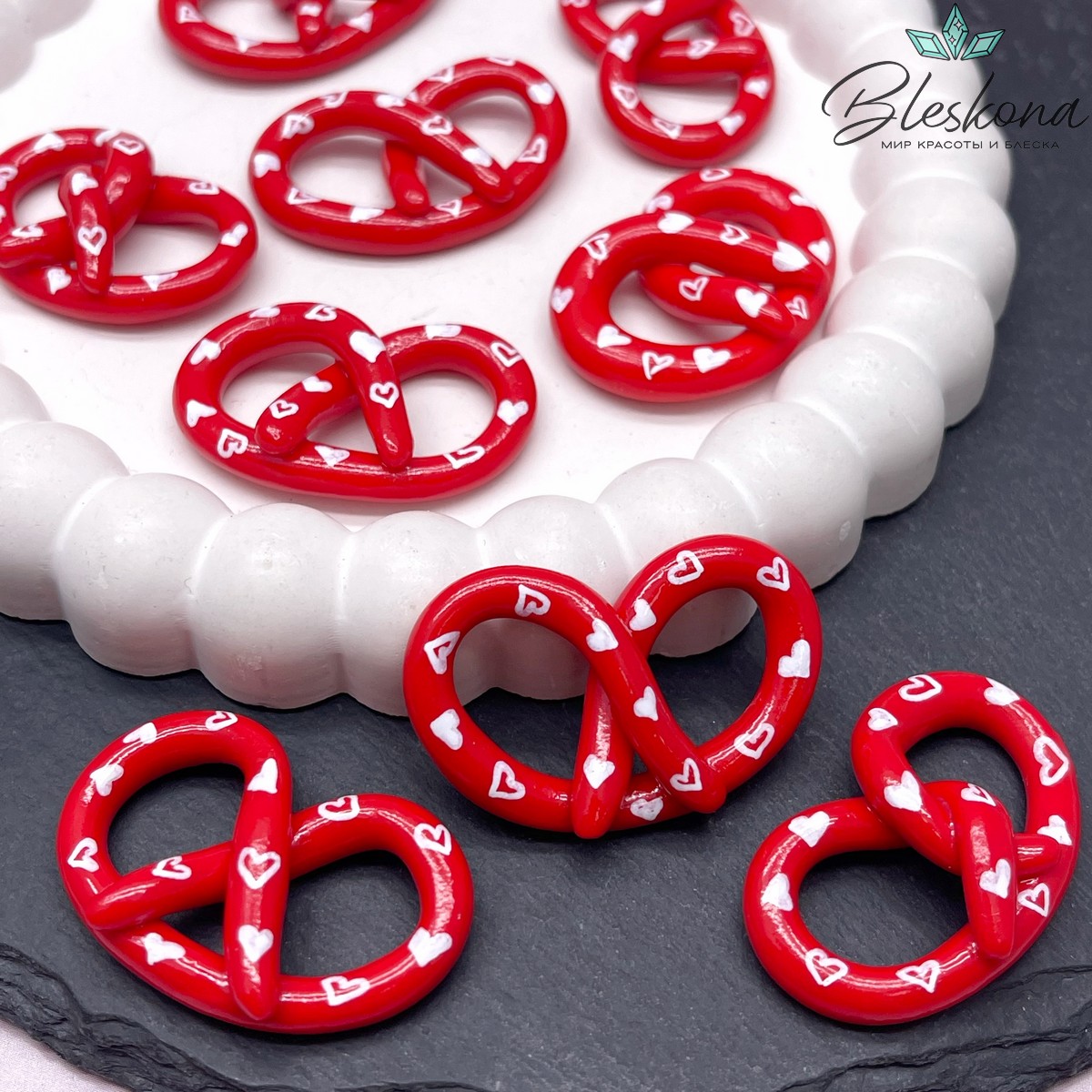 24*34 мм Подвеска Крендель красный белые сердечки