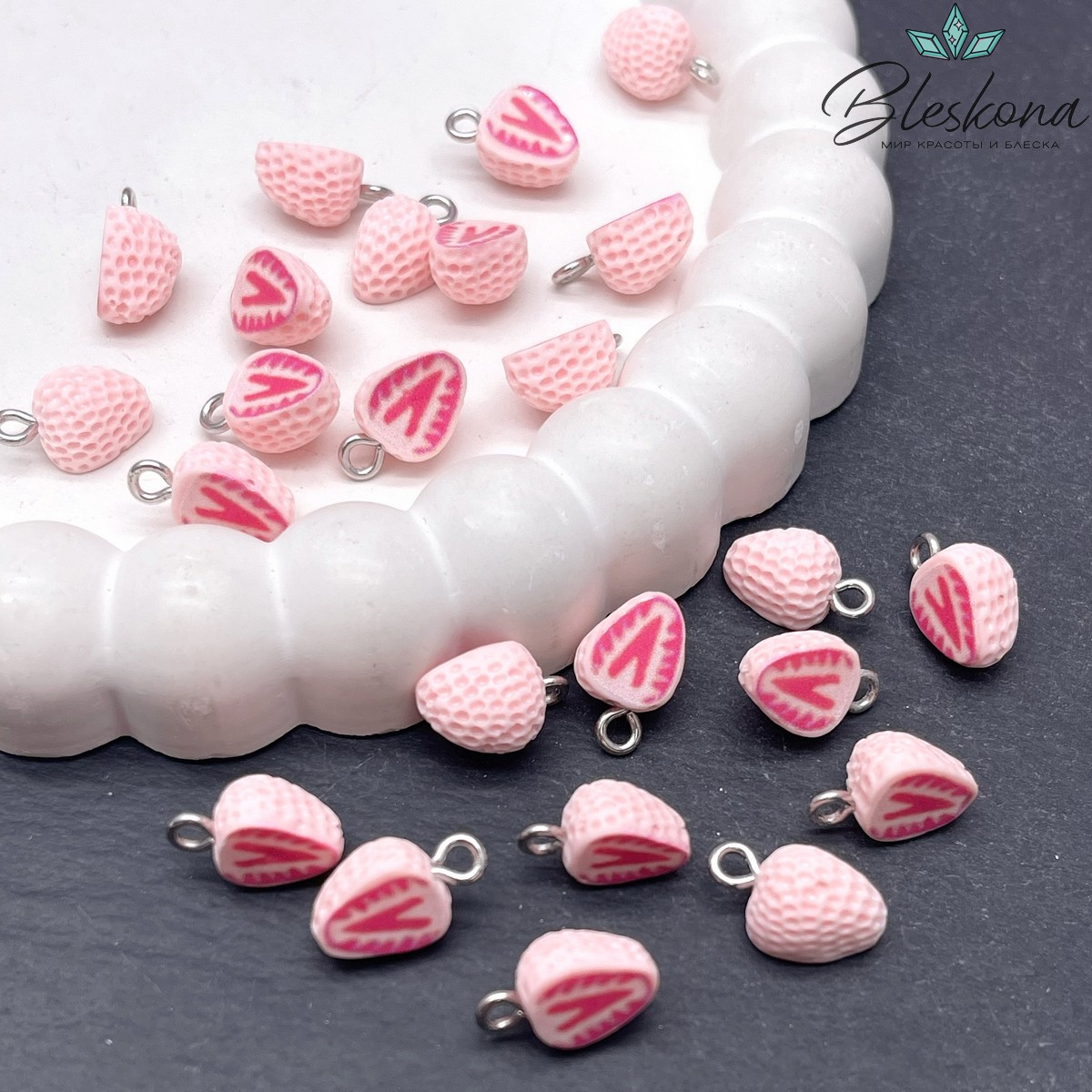 13,5*8 мм Цвет серебро, Подвеска клубника светло-розовая