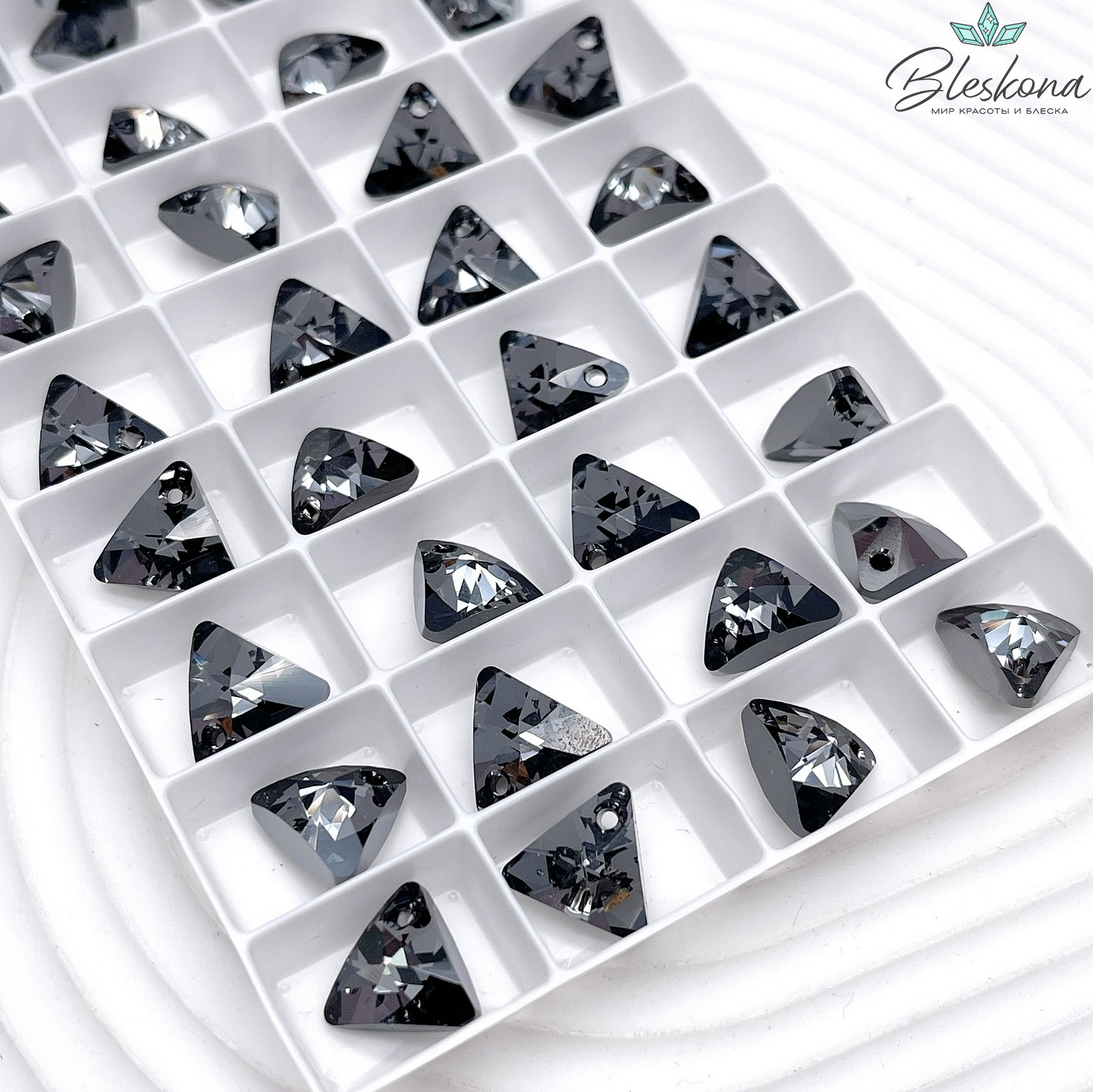 6628 XILION Triangle 12мм Crystal Silver Night (SINI)
