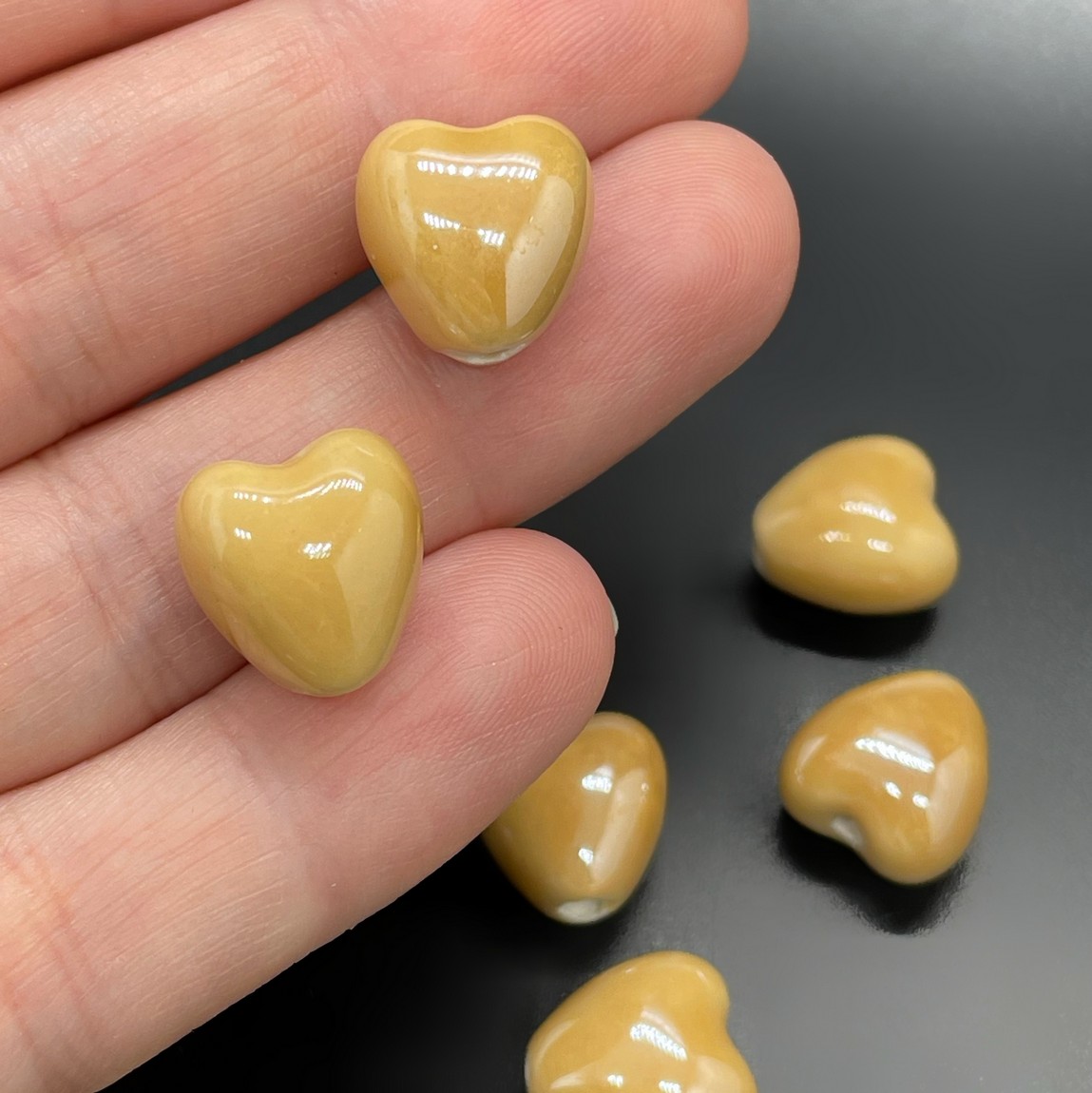 12 мм Бусина сердце, керамика цвет горчичный