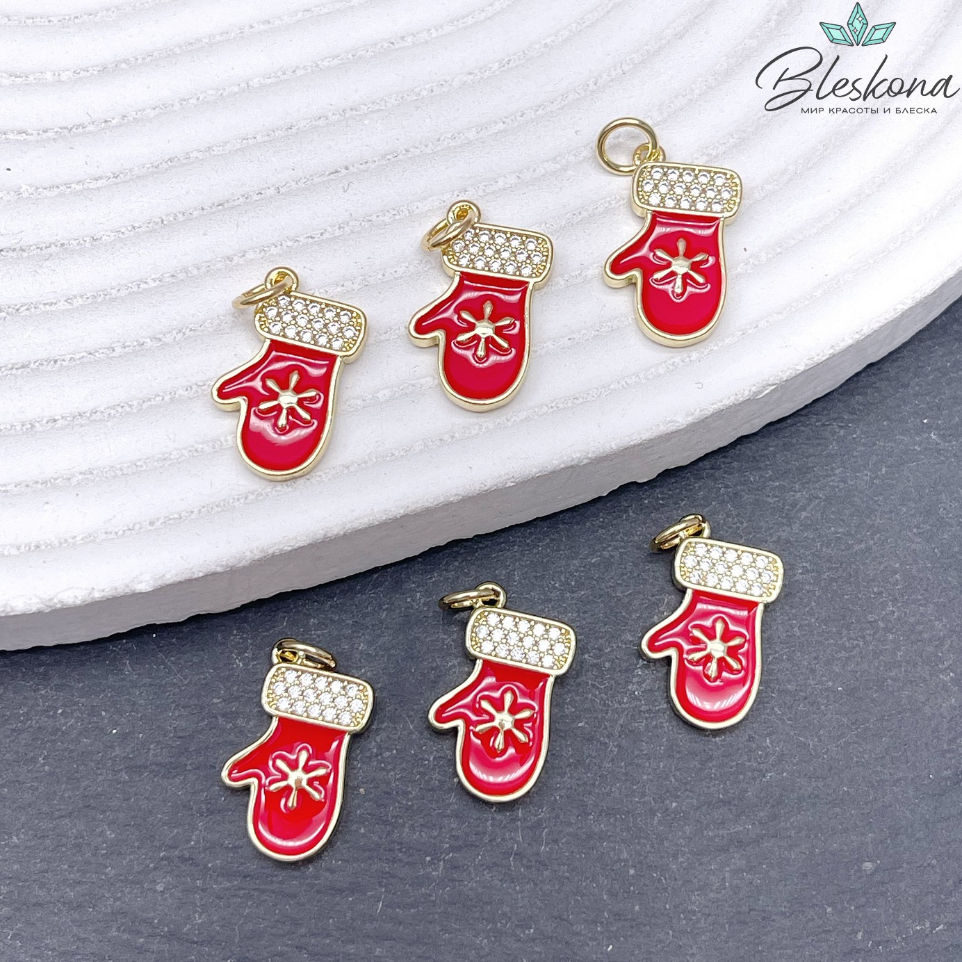 17*10 мм Цвет золото, Подвеска варежка красная эмаль и цирконы