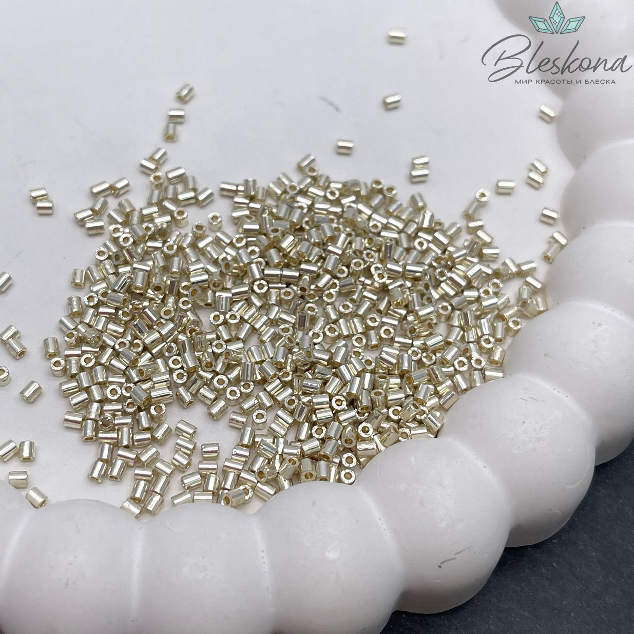 Бисер TOHO 2 мм Bugle цвет №PF558 (оттенок золотого)