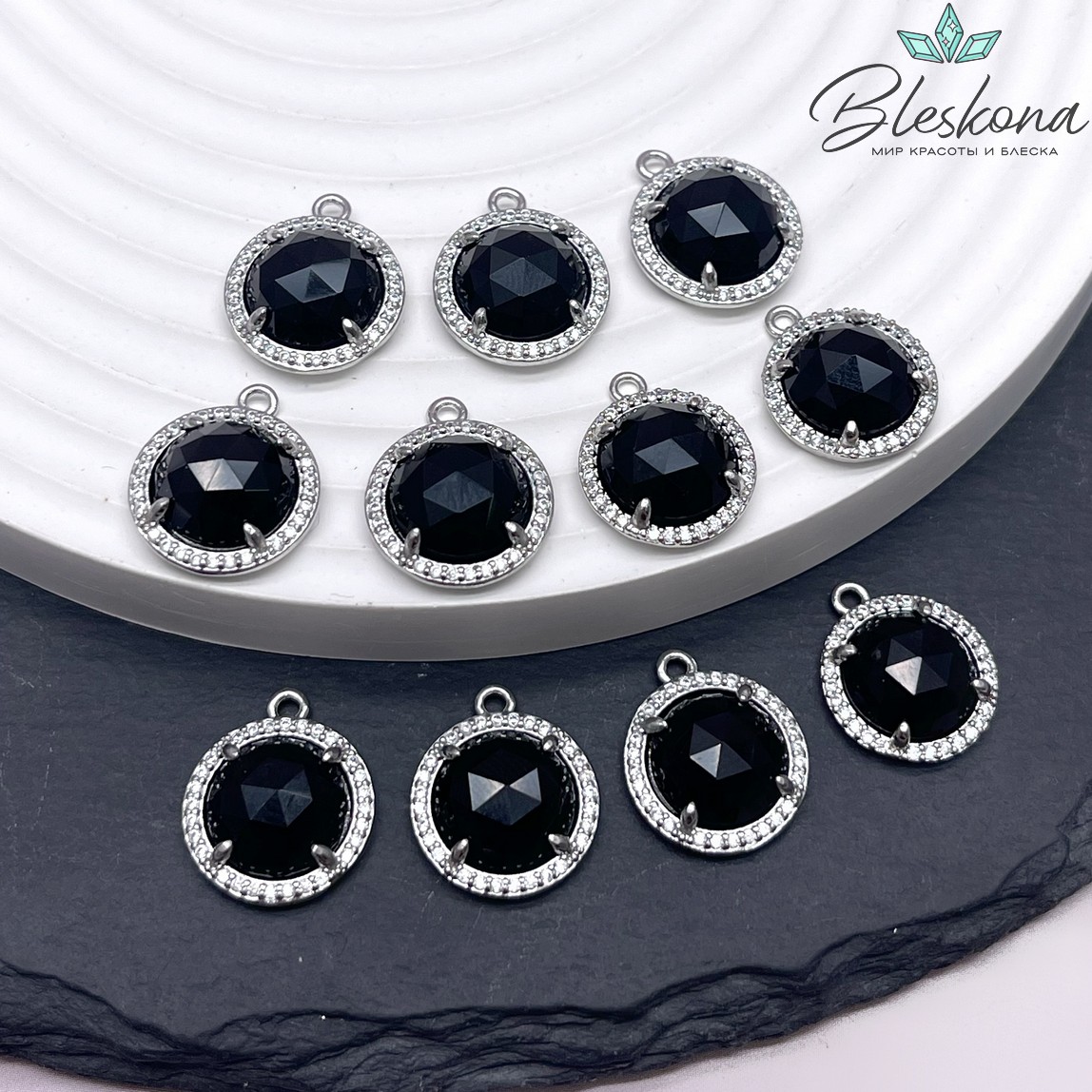 13 мм, цвет серебро Подвеска круг агат черный  огранка в обрамлении цирконы