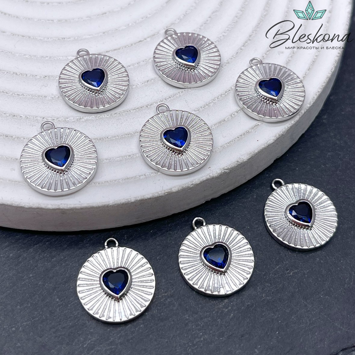 14,8мм Цвет серебро, Подвеска круг сердце синий циркон 