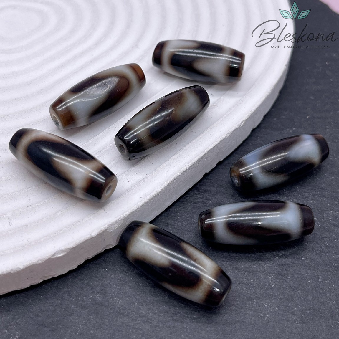 Бусина Дзи тигриный клык черно-белый бочонок 28*11 мм