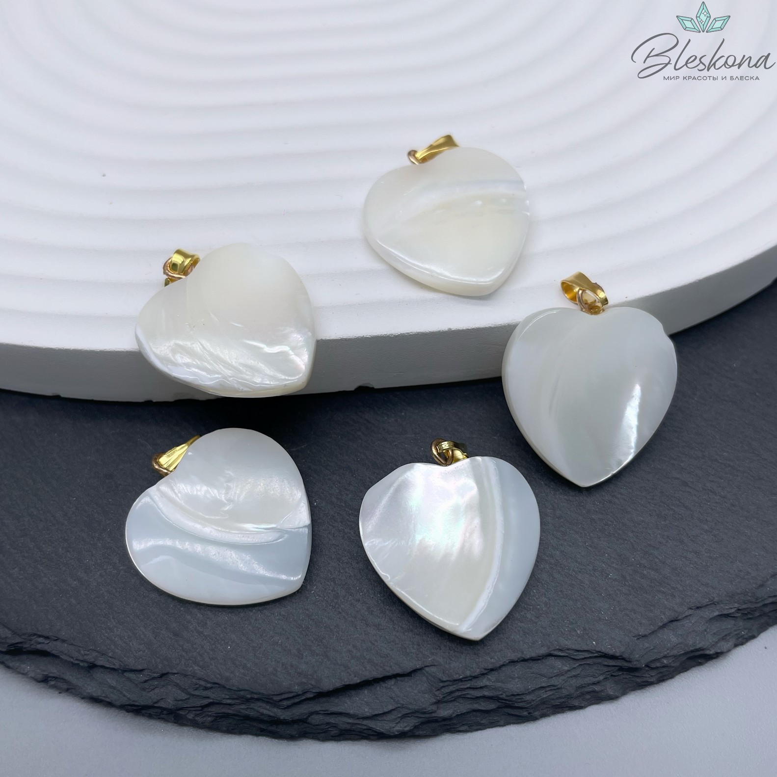 20*20мм,цвет Золото, Подвеска перламутр сердце белое УЦЕНКА