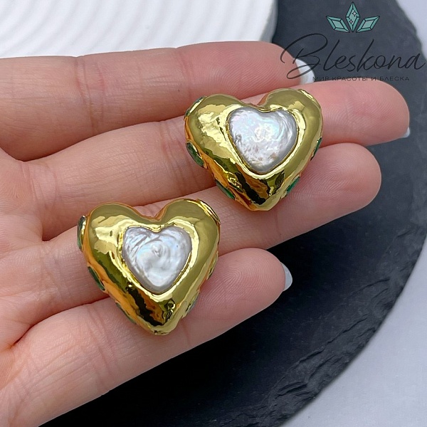 23*24 мм Цвет золото, Бусина  Жемчуг сердце инкрустированное зеленым стеклом