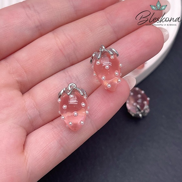 18,5*12 мм Цвет серебро, Подвеска клубничка прозрачная розовая P32045-2