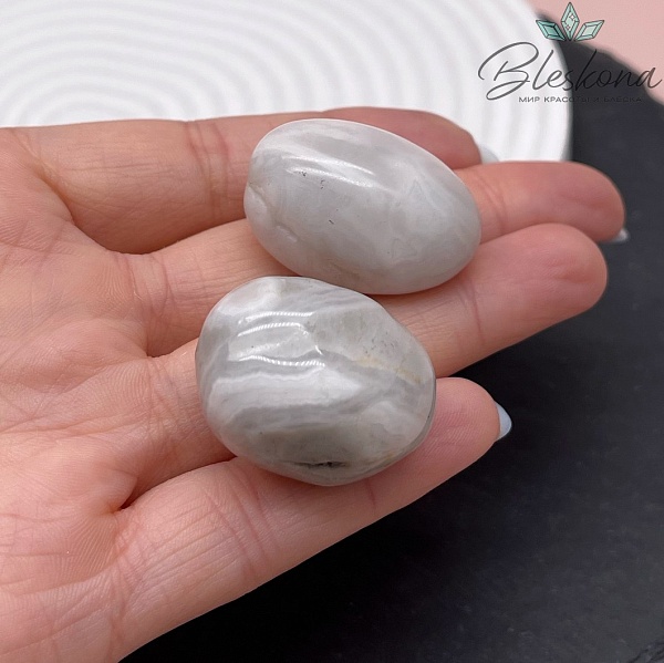 Агат белый кружевной галтовка 24-28 мм