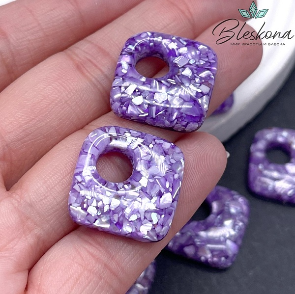 24мм Бублик-ромб с перламутровой крошкой в фиолетовой эпоксидной смоле