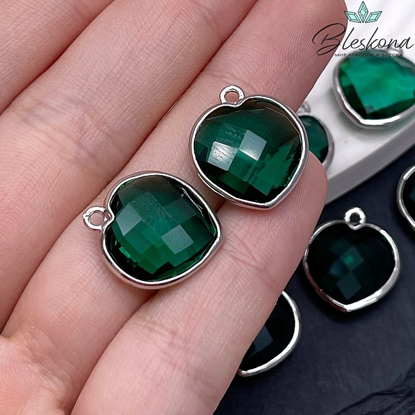 15 мм, Цвет серебро, Подвеска сердце зеленое огранка