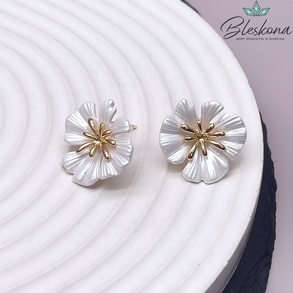 18*18 мм Цвет золото, Пусеты цветок белый