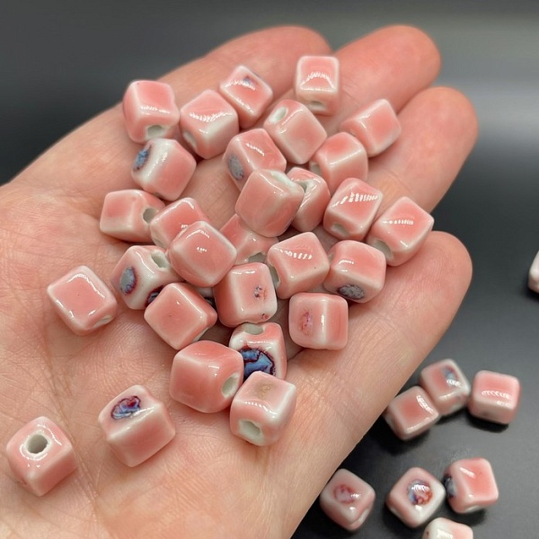 8 мм Бусина куб, керамика цвет розовый рисунок