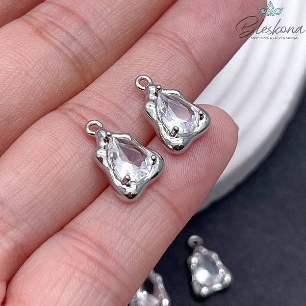 14,5*9,5 мм Цвет серебро, Подвеска треугольник фриформ белый циркон