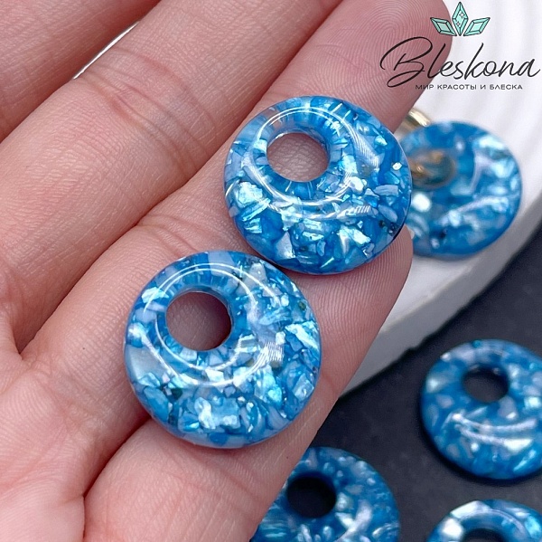 Бублик с перламутровой крошкой в голубой эпоксидной смоле ⌀20мм  