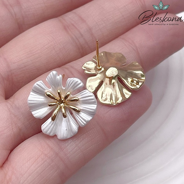 18*18 мм Цвет золото, Пусеты цветок белый