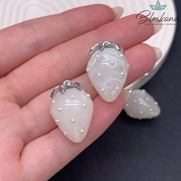 25*17 мм Цвет серебро, Подвеска клубничка белая