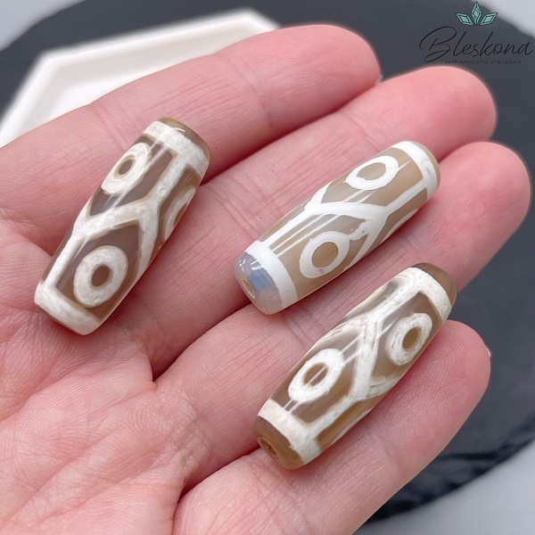 Бусина Дзи 6 глаз серо-белый бочонок 30*11 мм