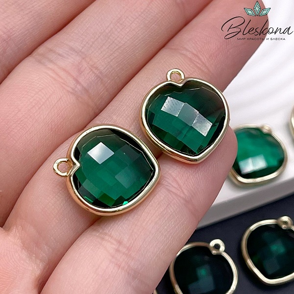 15 мм, Цвет золото, Подвеска сердце зеленое огранка