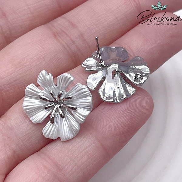 18*18 мм Цвет серебро, Пусеты цветок белый