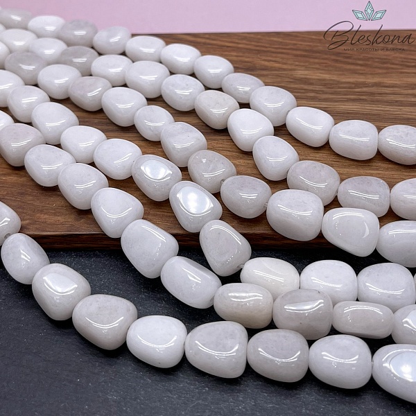 Кварц Белый треугольник фриформ (15-16)*(12,5-13,5) мм