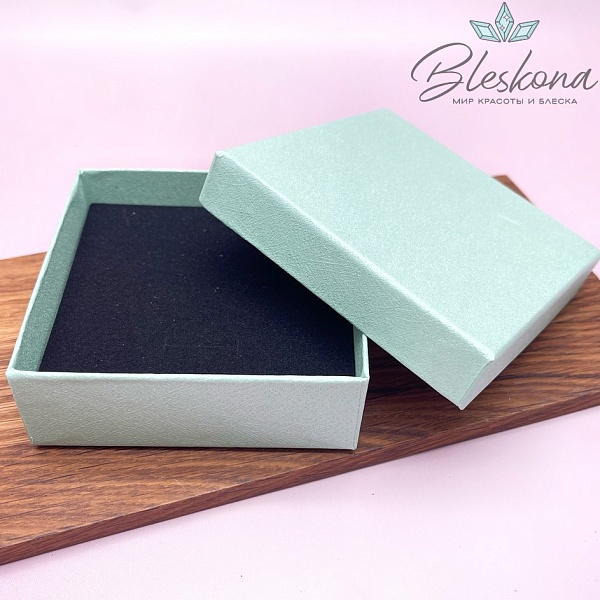 Коробка Светло-зеленая фактурная паутинка черная подложка 9*9*3 см