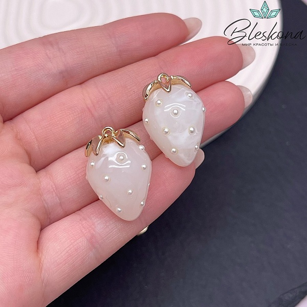 25*17 мм Цвет золото, Подвеска клубничка белая