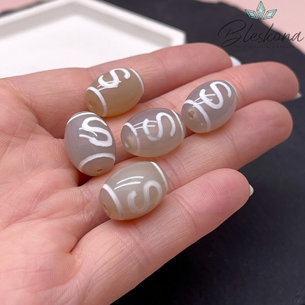 Бусина Дзи Денежный крючок серо-белый бочонок 16*12 мм