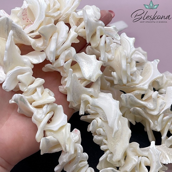 Перламутр белый сколы c красными вкраплениями 20-40 мм