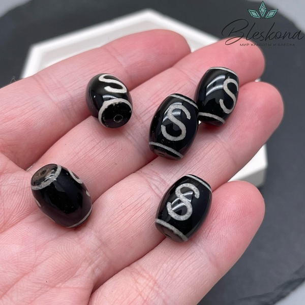 Бусина Дзи Денежный крючок черно-белый бочонок 10*14 мм