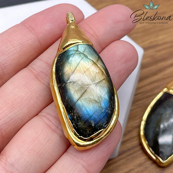 (21*23)*(52-53) мм, Цвет золото, Подвеска фриформ Лабрадор в обрамлении с цирконами