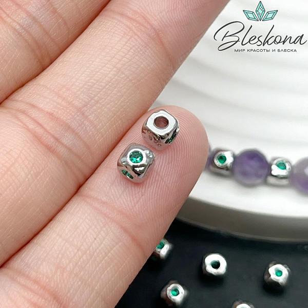 4 мм Цвет серебро, Бусина Куб точки зеленый циркон 