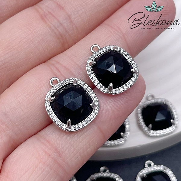 14мм, цвет серебро ,Подвеска квадрат Агат черный в обрамлении цирконы