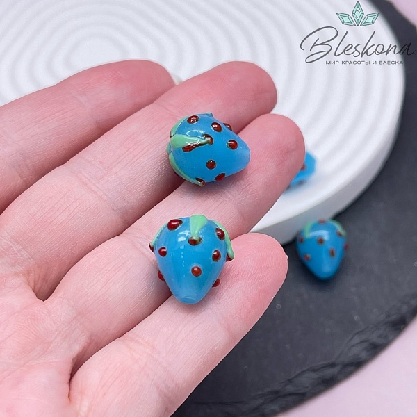 13,5*11,5 мм Бусина клубничка голубая