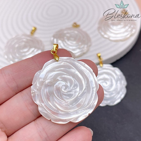 38 мм Цвет Золото, Подвеска Роза белый перламутр 