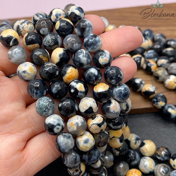 Агат черный светло- оранжевые разводы огранка 10 мм