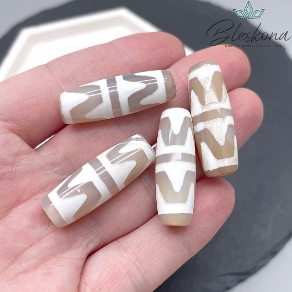 Бусина Дзи 2-й тигриный клык серо-белый бочонок 30*11 мм