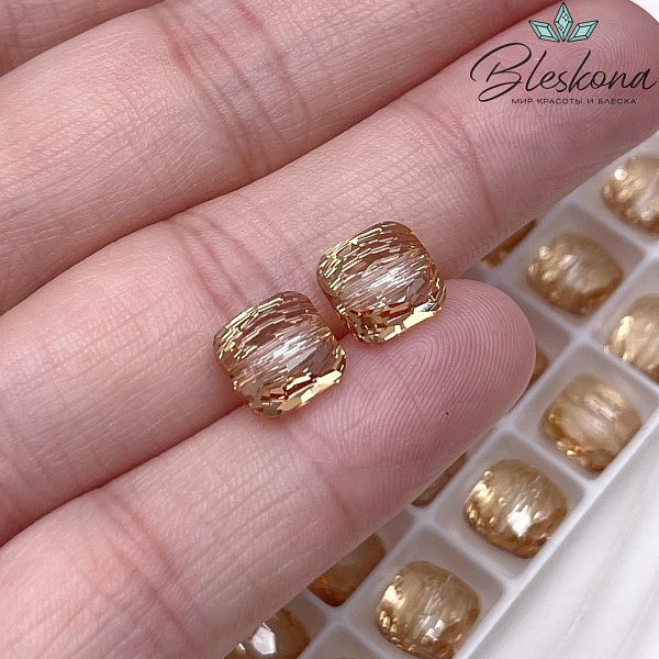 5035 Square Cusion 8 mm Crystal Golden Shadow