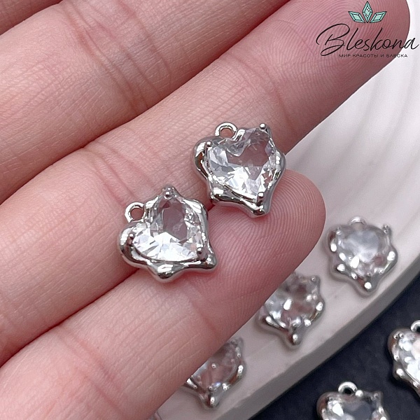 13*10,5 мм Цвет серебро, Подвеска сердце неровное белый циркон