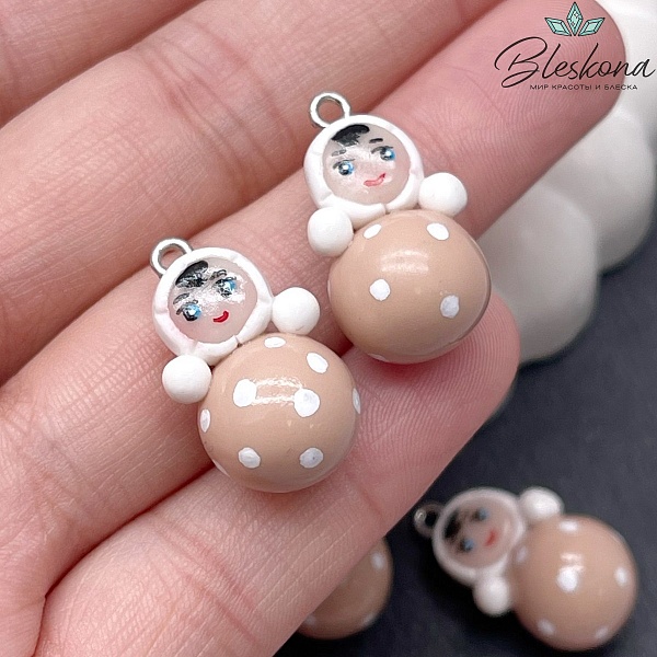 24,5*12,5 мм, Цвет серебро, Подвеска Неваляшка мини бежевая белые точки