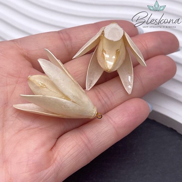 40-46 мм Подвеска Магнолия в эпоксидной смоле бежевая