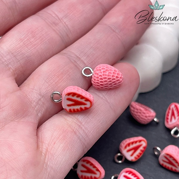 13,5*8 мм Цвет серебро, Подвеска клубника розовая