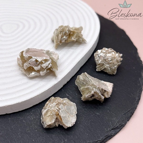 Золотая слюда необработанная 22-29 мм