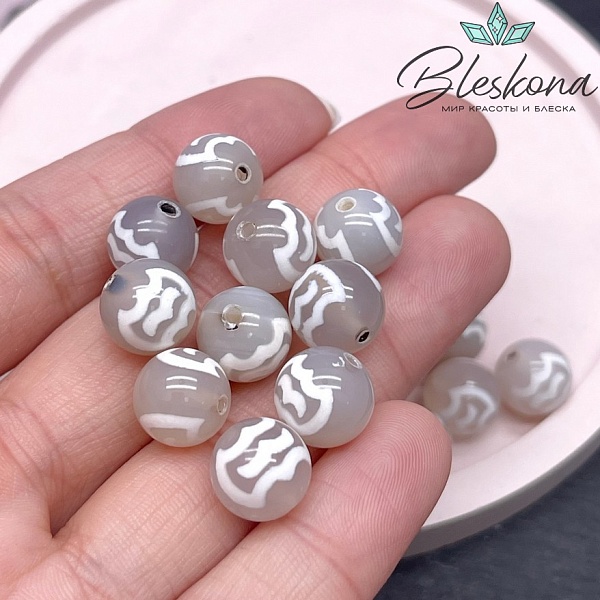 Бусина Дзи Птица Гаруда серо-белый шар 10 мм уп.10 шт.