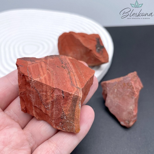 Яшма Красная необработанная 40-60 мм