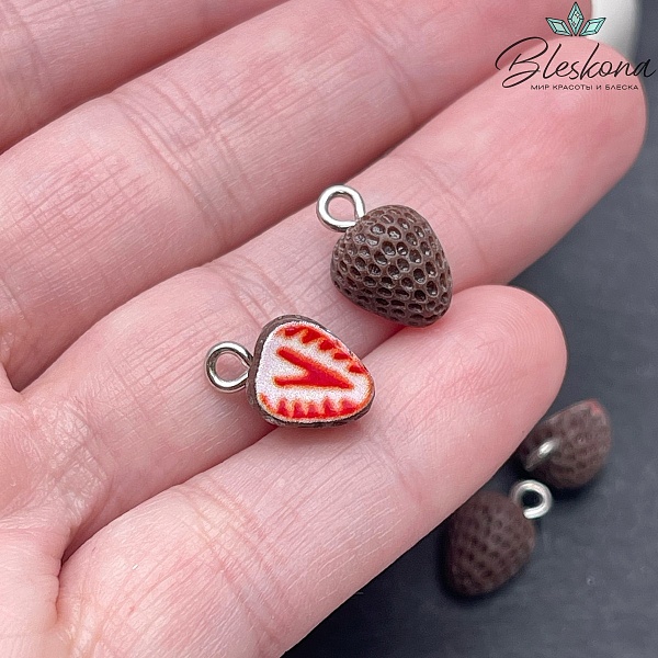 13,5*8 мм Цвет серебро, Подвеска клубника в шоколаде